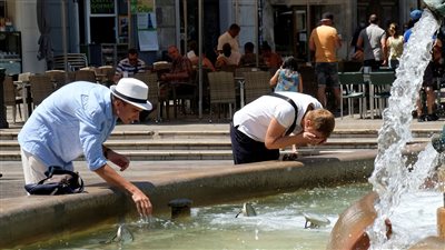 موجة حارة تتسبب في إغلاق موقع أثري في اليونان وتعطل العملية التعليمية