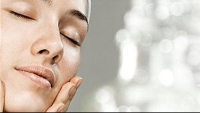 مقشر الماء الساخن لبشرة ناعمة وشباب وخالية من العيوب