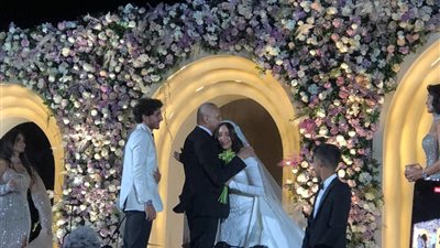  صلاح يرقص على أنغام حماقي في حفل زفاف محمد هاني (فيديو)