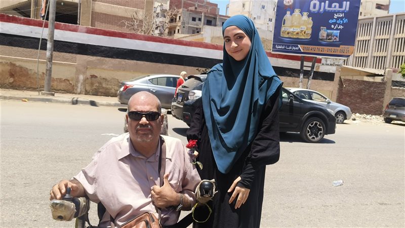 اب يهدي نجلته ورده