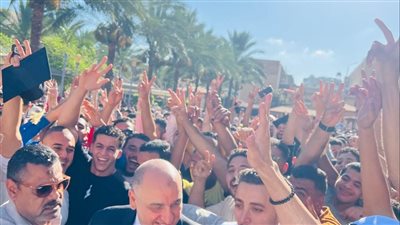 طلاب جامعة الإسكندرية يستقبلون عميد كلية الأعمال بممر شرفي (فيديو وصور )