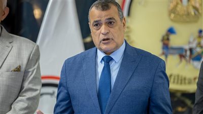 وزير الإنتاج الحربي يشيد بجهود العاملين في دعم الصناعة بمصر