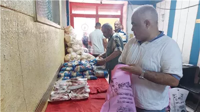 أقباط ومسلمين يوزعون لحوم وسلع غذائية على غير القادرين في الإسكندرية (بث مباشر)