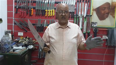 الألماني بـ 3 آلاف والسليكون على قد الإيد، أسعار قفازات الأمان لتقطيع لحوم الأضاحي (فيديو وصور)