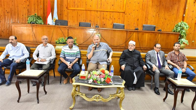 محافظ أسيوط يعقد