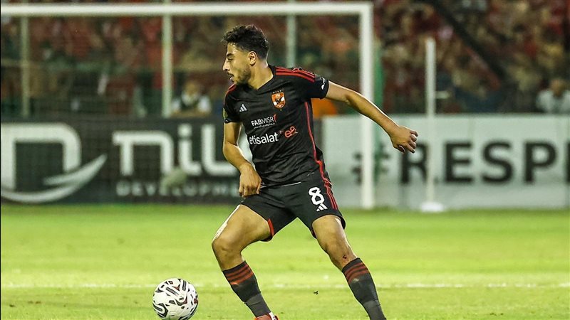 أكرم توفيق لاعب الأهلي،