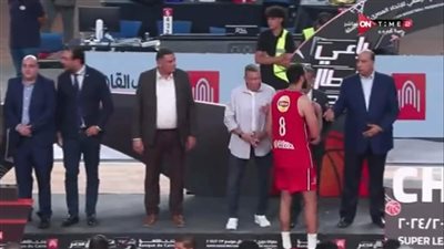 على طريقة مرتجي ولاعبة الزمالك، كابتن سلة الأهلي يحرج محمد مصيلحي (فيديو)