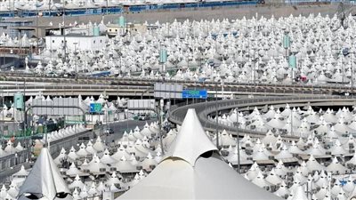 تجهيز الخيام المخصصة لبيات الحجاج في مشعر منى