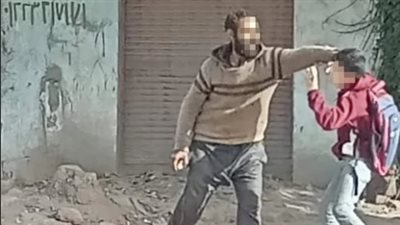 مريض نفسي يعتدي على المارة في بني سويف، والأمن يتحرك قبل وقوع الكارثة