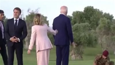 سقطة جديدة لبايدن، ميلوني تمسك بيد الرئيس 