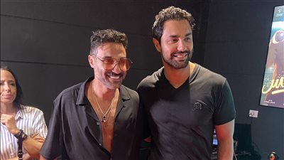 كريم فهمي يساند شقيقه أحمد في 