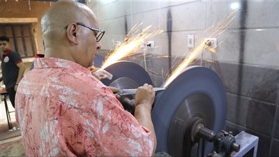 انتعاش حرفة سن السكاكين في عيد الأضحى.. سنَّان يكشف الأسباب ويقدم نصيحة لربات البيوت عند استخدام الآلات الحادة 