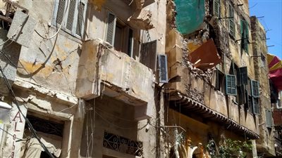 انهيار جزئي لعقارين بحي الجمرك في الإسكندرية (صور)