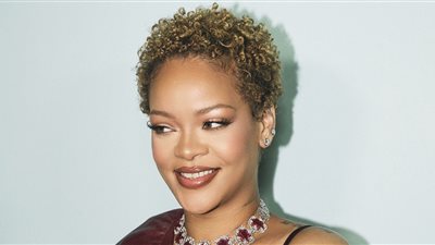 ريهانا تروج لمنتجاتها التجميلية الجديدة بجلسة تصوير 