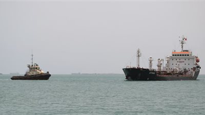  إجلاء طاقم سفينة مملوكة لجهة يونانية بعد هجوم الحوثيين عليها