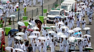 مشاهد إيمانية وتكبير وتهليل، ضيوف الرحمن يتوافدون إلى جبل الرحمة في فجر يوم عرفة (فيديو)