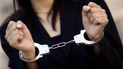 حبس كوافيرة قامت بسكب زيت مغلي على وجه وجسد زوجها