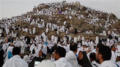 أحضان وزغاريد، شاهد ماذا فعلت الحاجات المصريات لحظة وصولهن إلى مشعر عرفات (فيديو)