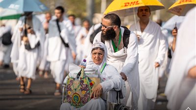 حجاج بيت الله الحرام يواجهون الطقس الحار بالشماسي (صور)
