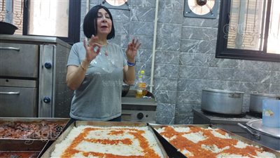 تجهيز وجبات فتة ولحمة داخل الكنيسة الإنجيلية في بورسعيد بمناسبة عيد الأضحى (صور) 