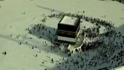 الطواف بالبيت وطقوس خاصة، حكاية مؤنسات الحرم بمكة في يوم الخليف (فيديو)