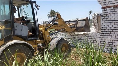 إزالة 7 حالات تعد على أراض زراعية وبناء مخالف بأسيوط