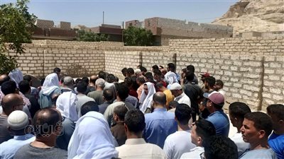 تشييع جثمان والد نجم النادي الأهلي في المنيا 