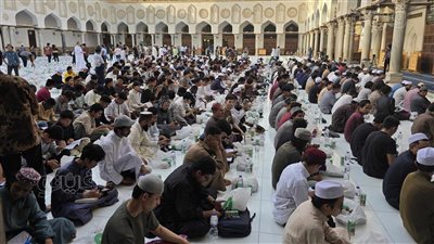 أكبر مائدة إفطار للطلاب الوافدين بالجامع الأزهر في يوم عرفة ( فيديو وصور)