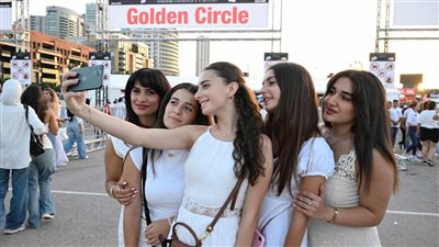 توافد الجمهور بالملابس البيضاء لحضور حفل عمرو دياب في بيروت (فيديو وصور)