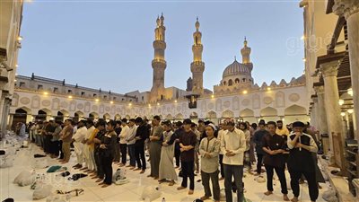 الجامع الأزهر كامل العدد في صلاة مغرب وقفة عرفات، جنسيات مختلفة وقبلة واحدة (صور) 