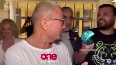 وصول عمرو دياب لحفله ببيروت وسط مطاردة معجب جديد له (فيديو)