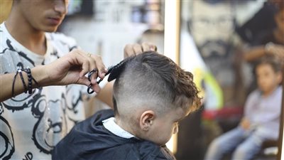 شغالين لصلاة العيد، إقبال على صالونات الحلاقة ليلة عيد الأضحي (صور)