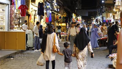 إقبال وزحام على محال التسالي والحلويات في وقفة عيد الأضحى المبارك (صور) 