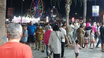 هربا من الحر، زحام كبير من المصطافين وأهالي مطروح على الكورنيش في ليلة العيد (صور)