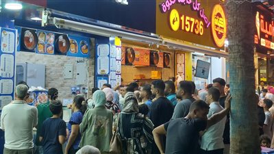 طري على قلبك، زحام كبير من زوار وأهالي مطروح على محال الآيس كريم والعصير ليلة العيد (صور)