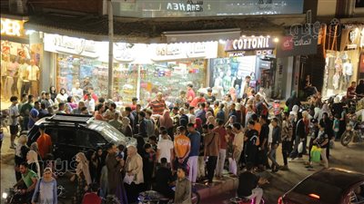 يوم الحشر، زحام شديد على محال بيع اللعب والتسالي بشوارع المنوفية ليلة العيد (صور)