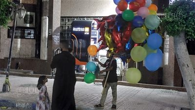 بـ 25 جنيها، انتشار باعة البالونات وألعاب الأطفال بمحيط ساحات صلاة العيد بمطروح (صور)