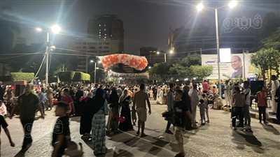 شلالات البلالين تسقط على المصلين احتفالًا بعيد الأضحى بساحة مصطفى محمود (فيديو) 