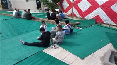 أطفال أسيوط يشاركون في فرش وتجهيز ساحات صلاة عيد الأضحى (فيديو وصور) 