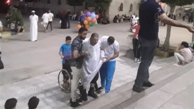 كبار السن وذوو الاحتياجات يتقدمون المتوافدين إلى ساحة أبو العباس بالإسكندرية لأداء صلاة العيد 