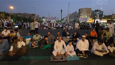 أطفال وشيوخ، آلاف المصلين يتوافدون لأداء صلاة العيد بأكبر ساحة شعبية في البحيرة (بث مباشر)