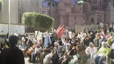 تزاحم السيدات والفتيات بمسجد أبو العباس في الإسكندرية لأداء صلاة عيد الأضحى