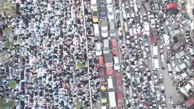 الآلاف يؤدون صلاة عيد الأضحى بمسجد المدينة في العجمي (صور)