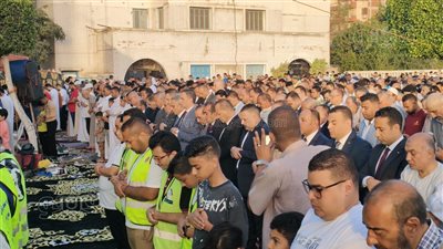 بحضور محافظ بورسعيد، آلاف المواطنين يؤدون صلاة عيد الأضحى المبارك ببورفؤاد (صور)