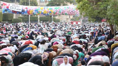 مفيش فايدة، اختلاط الرجال بالنساء في صلاة العيد بساحة مصطفى محمود رغم التحذيرات (فيديو وصور) 