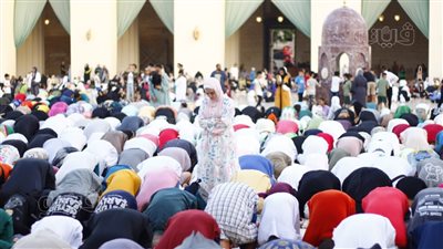 10 صور ترصد اختلاط الرجال بالنساء في صلاة العيد بمسجد الحاكم بأمر الله 