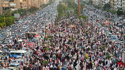 على طول شارع الشيراتون، مشهد لا يصدق لصلاة عيد الأضحى المبارك أمام مسجد الصديق (صور)