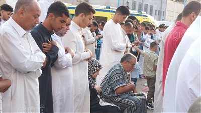 رغم حالتهم الصحية، كبار السن يشاركون في صلاة عيد الأضحى بمرسى مطروح (صور)