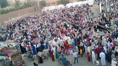 السيدات والأطفال يتصدرون المشهد في صلاة العيد بساحة مسجد ناصر الكبير في الفيوم (فيديو)