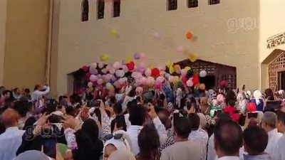 فرحوا الكبير والصغير، إلقاء البالونات على الأهالي بعد صلاة عيد الأضحى بمطروح (فيديو)